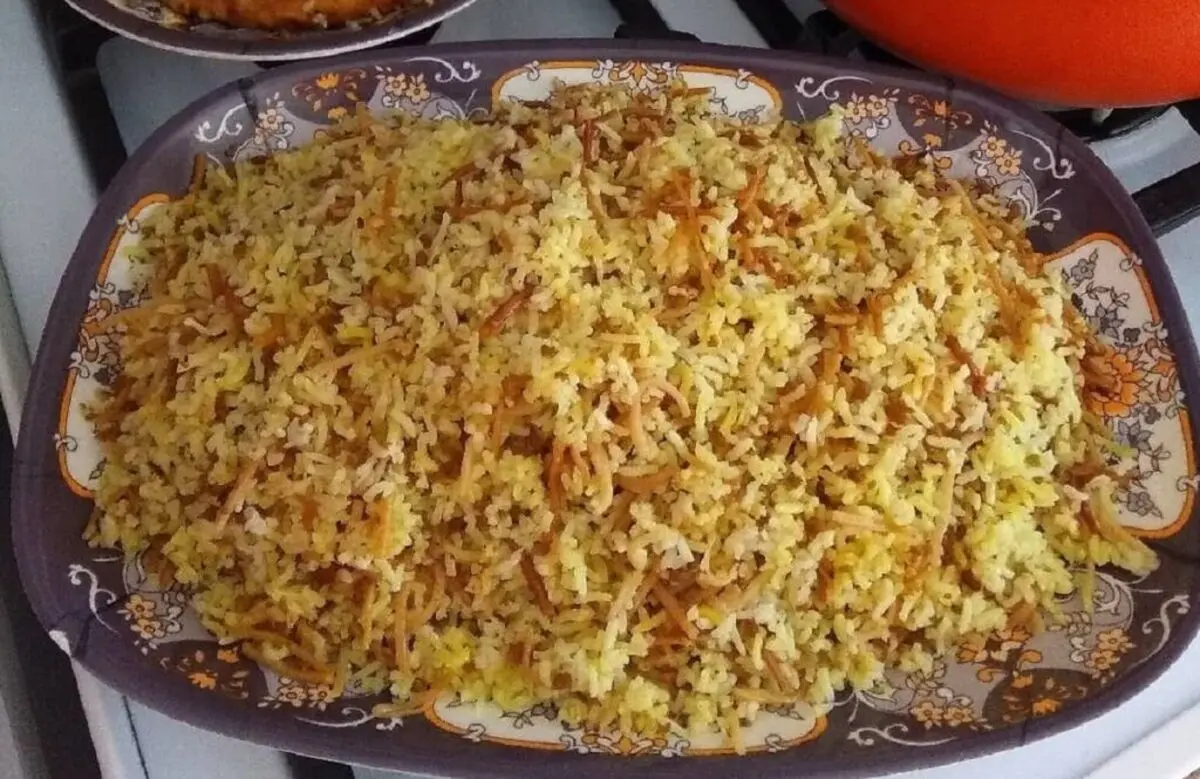 طرز-تهیه-رشته-پلو-خالی-دمی-5-1024x665-1