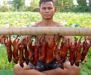 کباب موش؛ گشنه های بی رحم موش های زنده رو کز دادن بعدم خرد کردنو با سس مخصوص خوردن