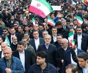(ویدئو) حضور پزشکیان در مراسم تشییع پیکر شهدا