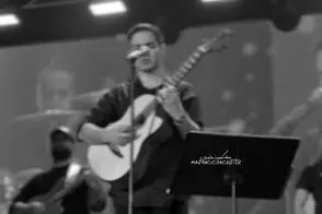 آواز احساسی؛ اجرای بی نظیر گیتار محسن یگانه که 2/000 نفر یکصدا براش خوندن