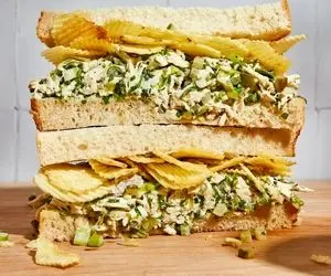 آموزش آشپزی؛ ساندویچ مرغ با رول سیب زمینی رو اینجوری درست کنی محشر میشه