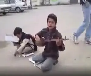 آواز خیابانی؛ ببینید این کودکی کار چه آهنگی راجب مرگش میخونه واقعا قلبتو به درد میاره