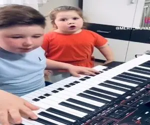 آواز شاد؛ برادر ماهرانه میزنه و خواهر ترکیه ای میخونه بابامامانشون ژن خوبی دادن بهشون