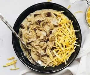 آشپزی حرفه ای؛ طرز تهیه بیف استروگانف خوشمزه با نکات مهم برش گوشت واسه اینکه نرم بشه