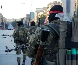 (ویدیو) نخست وزیر سوریه خانه خود را ترک کرد/ اسکورت الجلالی توسط مخالفان سوری