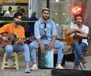 آواز خیابانی؛ ببینید هاوش بند آهنگ رنگین کمون کسری زاهدی رو چه شاد میزنن و میخونن!