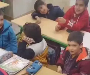 آواز شاد؛ جوجه شاگرد گوشی برده مدرسه حرف میزنه دوستش میگه لِل زده معلم براش میخونه