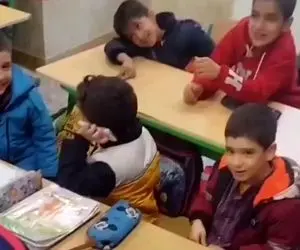 آواز شاد؛ جوجه شاگرد گوشی برده مدرسه حرف میزنه دوستش میگه لِل زده معلم براش میخونه