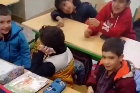 آواز شاد؛ جوجه شاگرد گوشی برده مدرسه حرف میزنه دوستش میگه لِل زده معلم براش میخونه