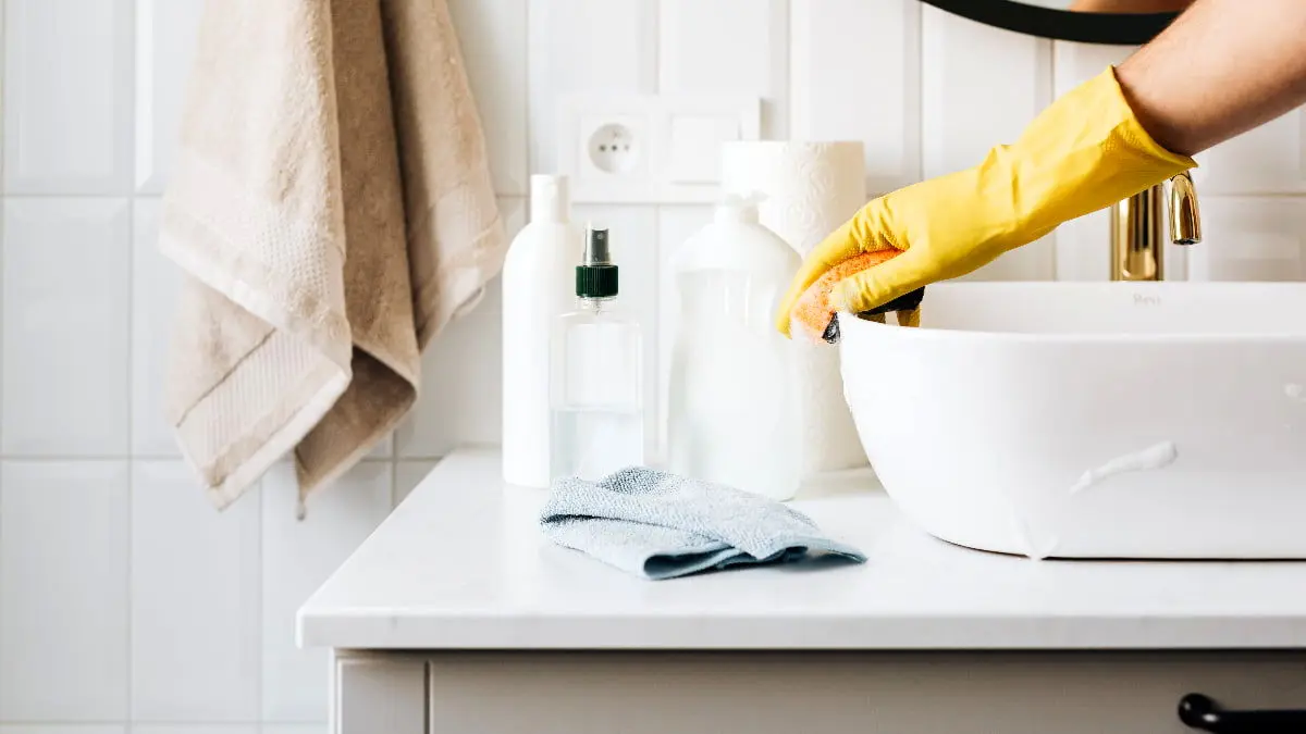 Cleaning-toilets-and-bathrooms-6