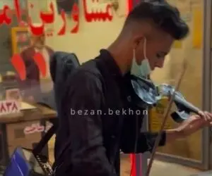 آواز خیابانی؛ ببینید این جوون چه گوش نواز آهنگ بی احساس رو میزنه ملت برد تو اغماء