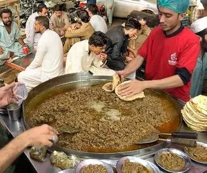 غذای خیابانی ؛ جیگر سرخ شده غذای ارزان و محبوب تو کراچی که همیشه قطار قطار صفه برایش