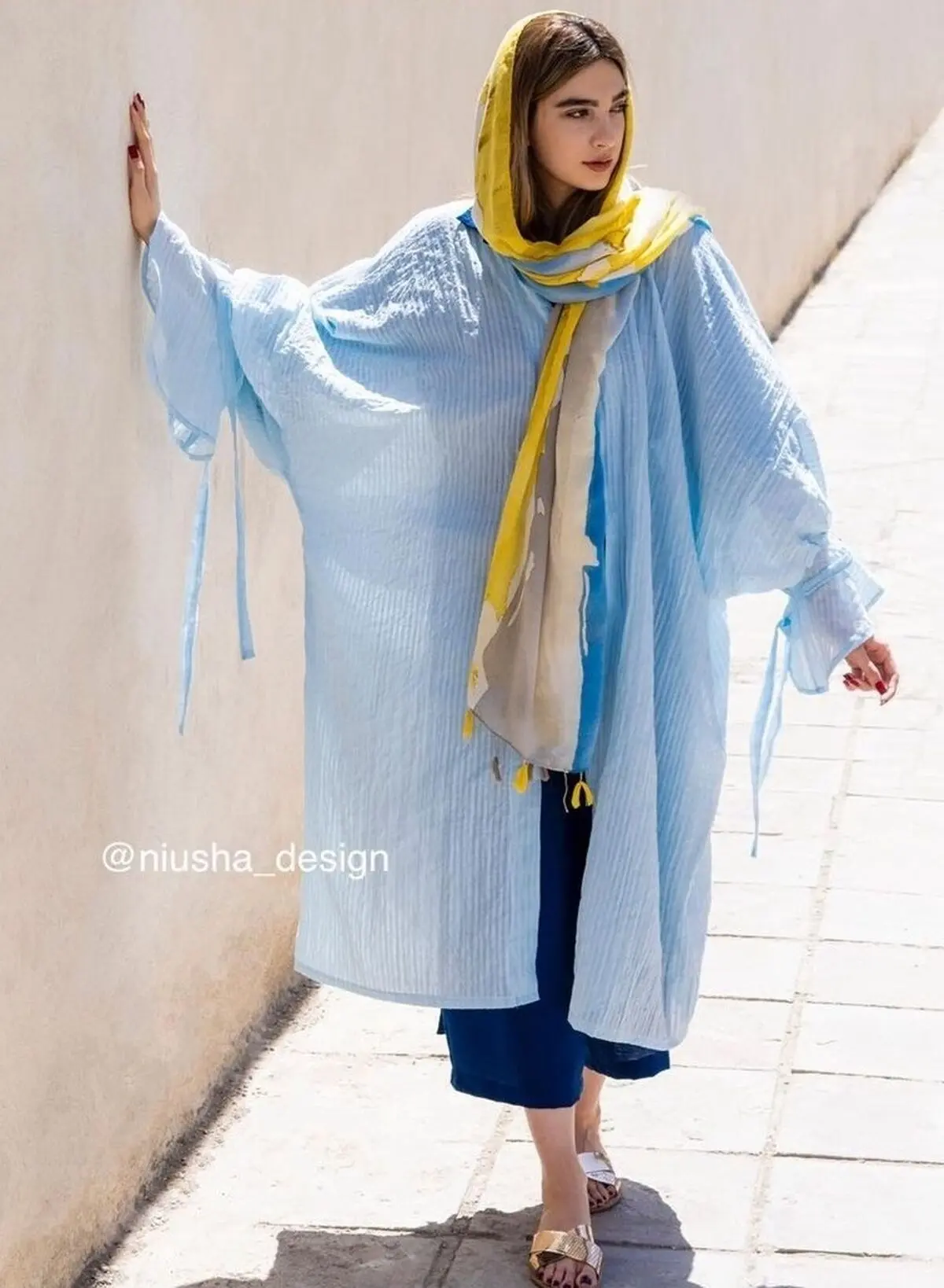مانتوی آبی با شال زرد