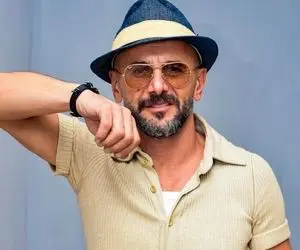 امین حیایی در حال تحقیق کردن درباره گاو در دامداری + ویدیو