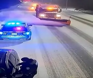 معماری طبیعت؛ ماشین برف روب پلیس کنار جاره رو هم روبید