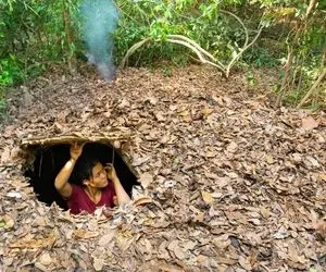 معماری خلاقانه؛ خانومه یه خونه مخفی زیر زمین ساخته که درش روی سقف باز میشه