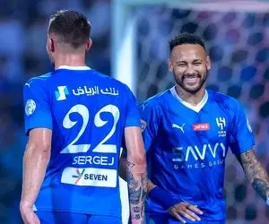 (ویدئو) نیمار در حال جمع کردن زباله در استادیوم آزادی