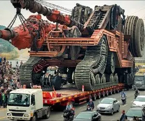 جابه جایی جانکاه؛ تانک با قابلیت پرتاب موشک لیزری رو با تریلی بردن برای عملیات