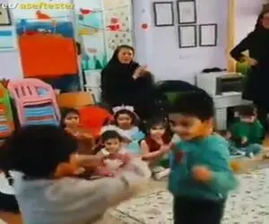 آواز شاد؛ دوتا وروجک بلا تو مهدکودک یه جوری قشنگ میرقصن بچه های دیگه چشاشون چارتا شده