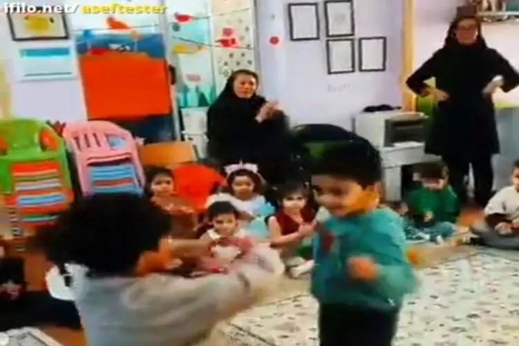 آواز شاد؛ دوتا وروجک بلا تو مهدکودک یه جوری قشنگ میرقصن بچه های دیگه چشاشون چارتا شده