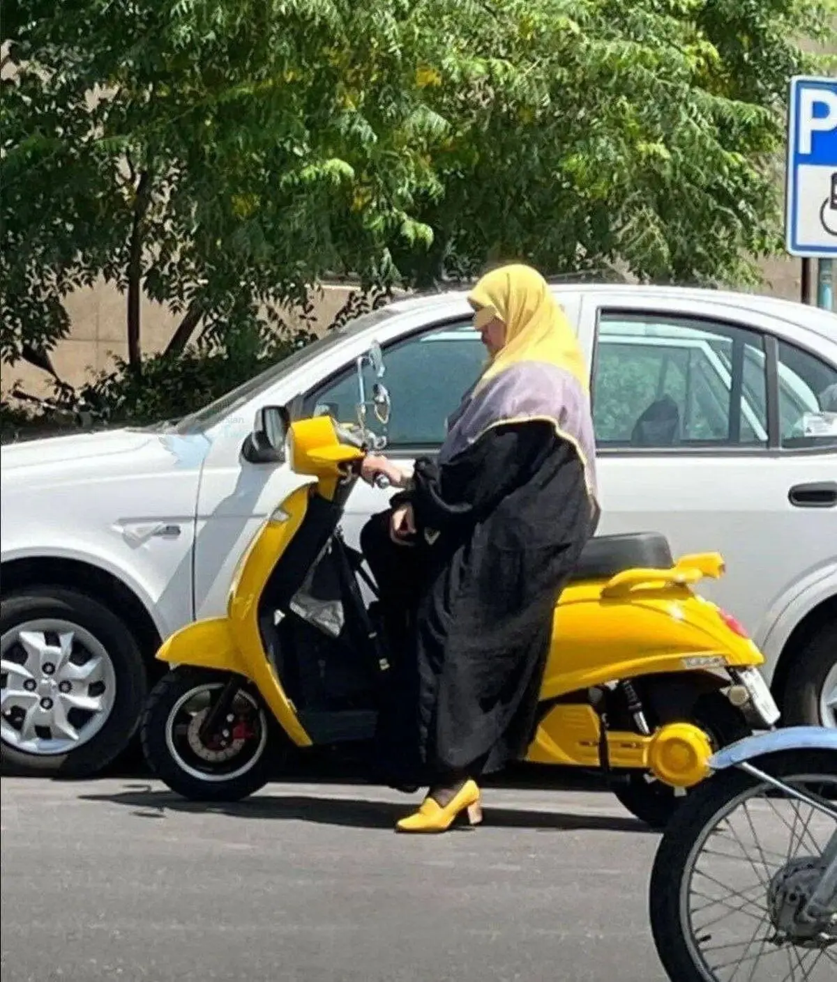 زن با موتور زرد
