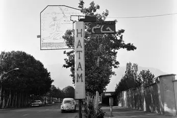 تهران پریروز؛ جوجه کبابی حاتم در خیابان ولیعصر تهران - سال ۱۳۴۵