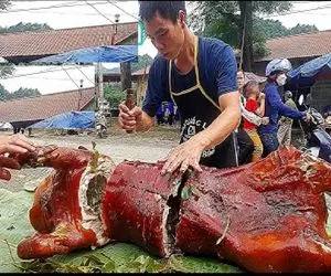 غذاهای غول پیکر؛ خوک حرومی رو تو زعفرون خوابوند بعد کبابی شدن شرحه شرحه ش کرد