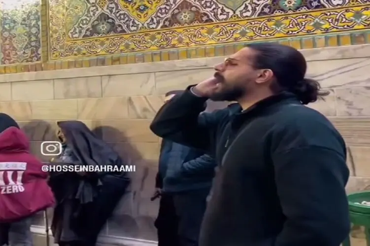 پسر در حیاط حرم امام رضا علیه السلام زد زیر آواز احساسی و همه زوار را دور خود جمع کرد
