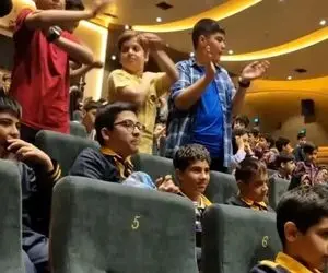 آواز شادیسم؛ بچها رو بردن سالن اجتماعات پسره شروع میکنه رقصیدن حظ میکنی چه مردونه