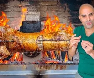 غذای خیابانی پادشاهانه ؛ این بره کباب شده دیوانه وار خوشمزه است / رخ کار چه دلی میبره