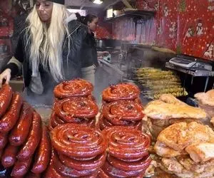 غذای خیابانی؛ کلکسیونی از انواع سوسیس ها که این آشپز مو قشنگ گوشه خیابون سرو میکنه