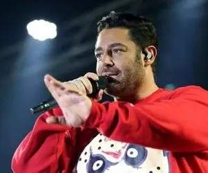 آواز احساسی؛ رضا گلزار به مناسبت ولنتاین چه آهنگی خوند آیسان بهت زده میشه ماشینشو