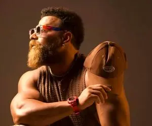 آواز افتضاح؛ اجرای آهنگ من از خدامه توسط معین زد که خواست تقلید کنه صداش انگار خروسه