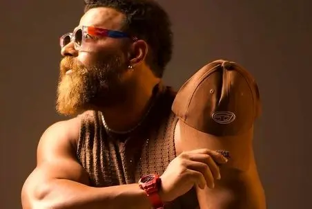 آواز افتضاح؛ اجرای آهنگ من از خدامه توسط معین زد که خواست تقلید کنه صداش انگار خروسه