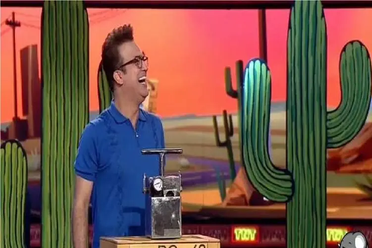 سکانس خندان/حامد به زنه میگه نخند بدتر می کنه/ادای زنرو بهتر از خودش در میاره