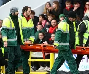 (ویدیو) شوت سنگین بازیکن، داور بازی را راهی بیمارستان کرد!