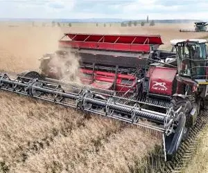 ابزارآلات غول پیکر؛ کشاورز جان دیر و کلاس‌ها رو انداخت تو مزرعه نبردشون تماشا کنه