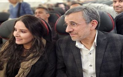 عکس یادگاری محمود احمدی نژاد با خانم های مهماندار ترکیش ایر