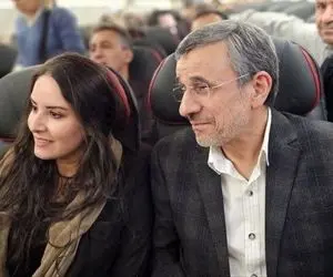 عکس یادگاری محمود احمدی نژاد با خانم های مهماندار ترکیش ایر