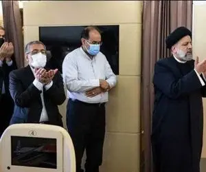 (عکس) اقامه نماز در هواپیما به امامت رئیسی