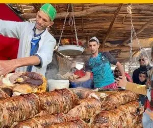 غذای مراکشی ؛ کباب روده بره غذای خیابانی کمیاب و خوشمزه که واسه خوردنش با هواپیما میان