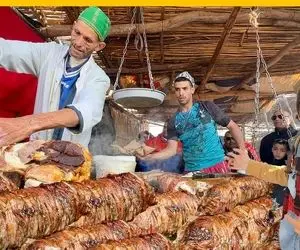 غذای مراکشی ؛ کباب روده بره غذای خیابانی کمیاب و خوشمزه که واسه خوردنش با هواپیما میان