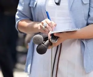 (عکس) هدیه نامناسب و عجیب به خبرنگاران؛ اینو به دشمنتم هدیه نده!