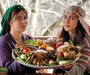 آشپزی خوش پخت دهاتی؛ مادر و دختر خوش لباس بختیاری پلو مرغ می پزن سگشون هم نشسته تماشا