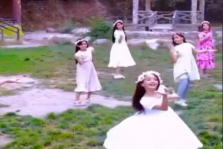 آواز محلی؛ رقص فرشته ای چندتا دختر کوچولو طوری که آدم فکر میکنه تو بهشتن نه زمین