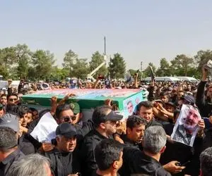 تصاویر سردار فدوی و حسین طائب در تشییع شهید حاجی‌زاده