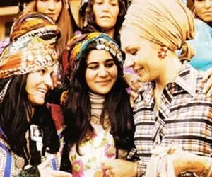 سفر به ایام قدیم سال 1355؛ فرح پهلوی در حال پخت نان در کوره همراه پهلوانش