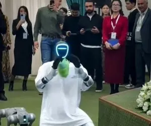 آواز شاد؛ رقص محلی ربات که هر چی حضار بیشتر دست میزنن پر عشوه تر میشه بالانسم میزنه