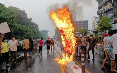 سوزاندن پرچم چین در اعتراضات میانمار!
