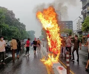سوزاندن پرچم چین در اعتراضات میانمار!